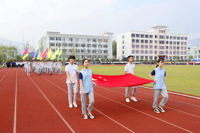 用"更高,更快,更强"书写运动的魅力——记华埠中学第52届田径运动会