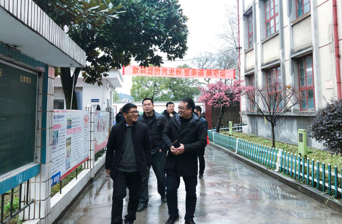 月  日下午,建德市教育局党委书记,局长包海洋一行来到梅城