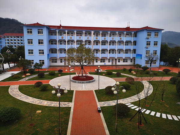 皖江中学召开20182019学年第二学期春季开学工作会议