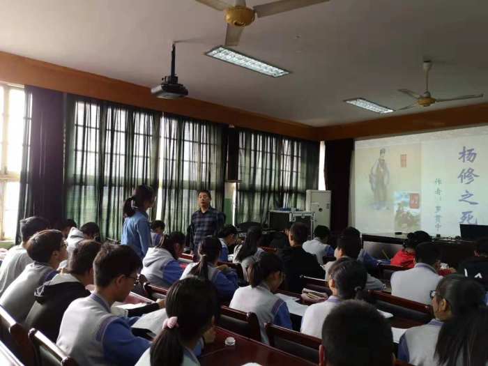 钱清镇中学语文组的老师们深入课堂,观摩了盛伟军老师的《杨修之死》